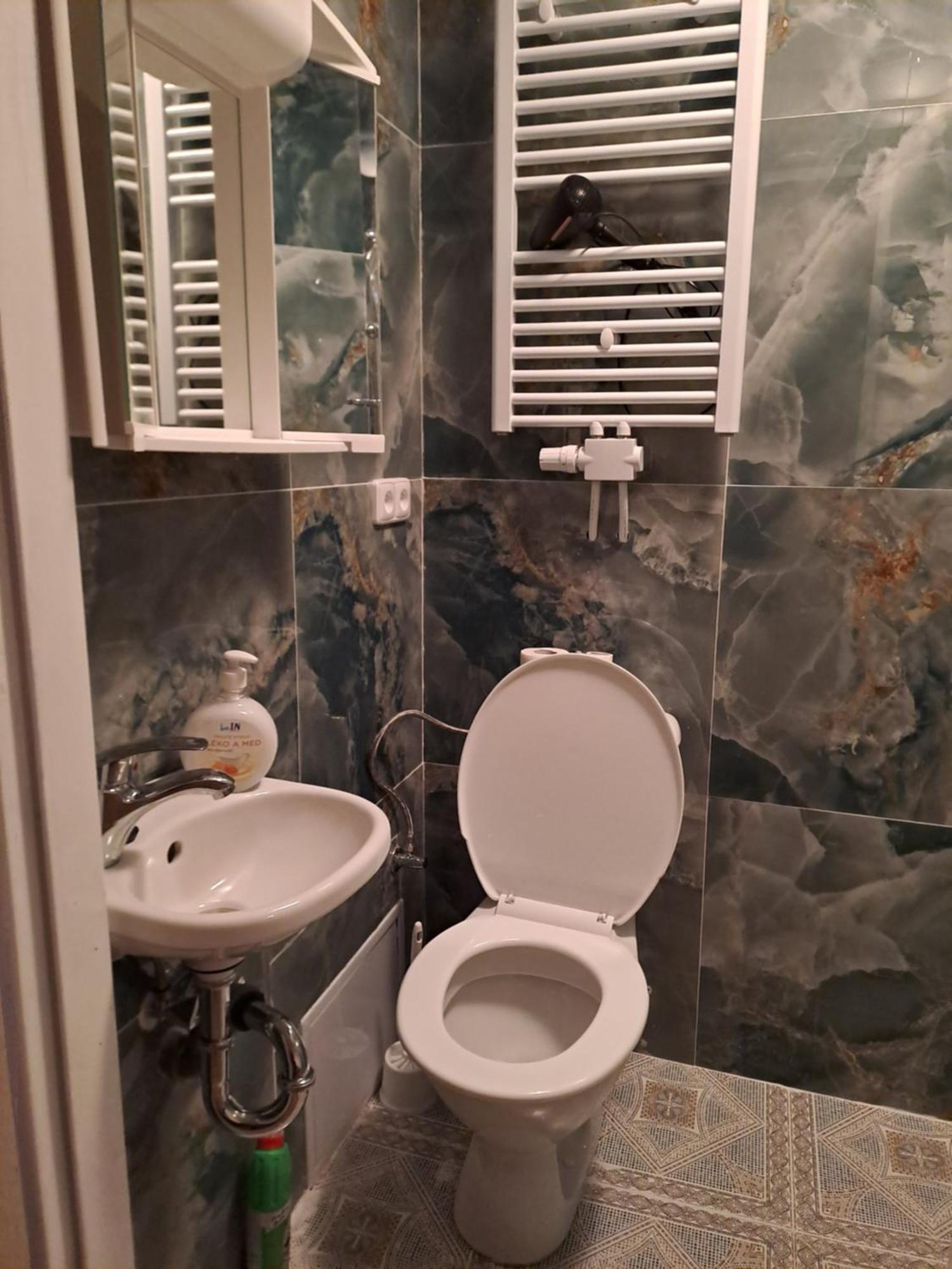 Nha Nghi Cho Cap Doi Va Gia Dinh Praga Exterior foto